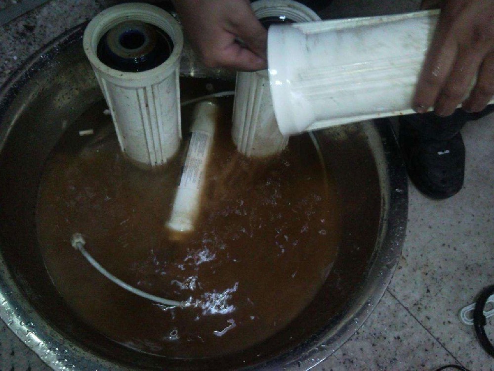 如何確定濾芯達到該更換的使用壽命？